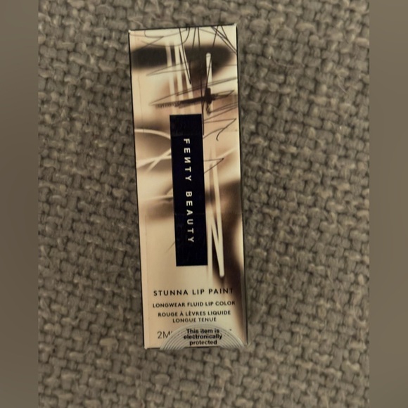 FENTY BEAUTY Stunna Lip Paint – “Uncensored” (01)
Brand new - Picture 7 of 11